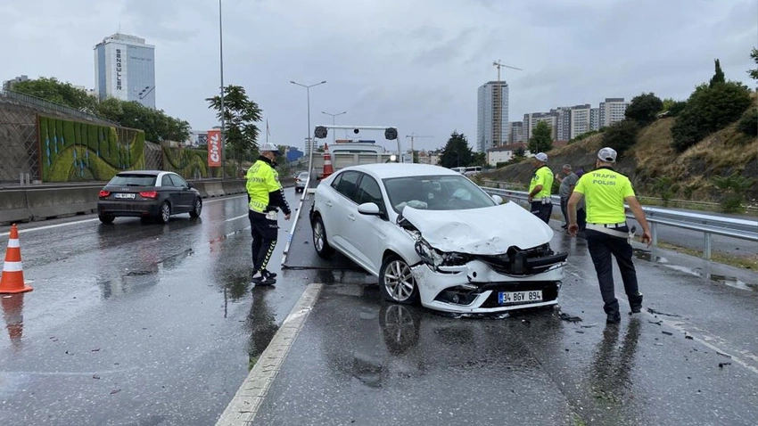 Ana Cadde Üzerinde İki Otomobil Çarpıştı