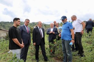 Vali Erol, Aronya Üreticisini Ziyaret Etti