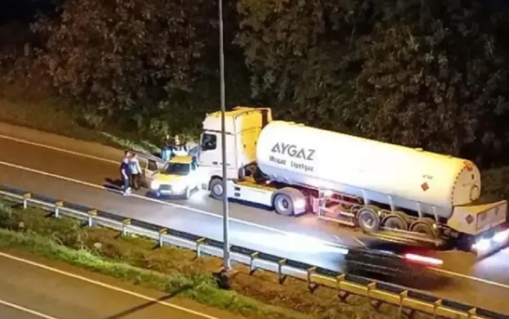 FATSA’DA LPG YÜKLÜ TANKER OTOMOBİLE ÇARPTI