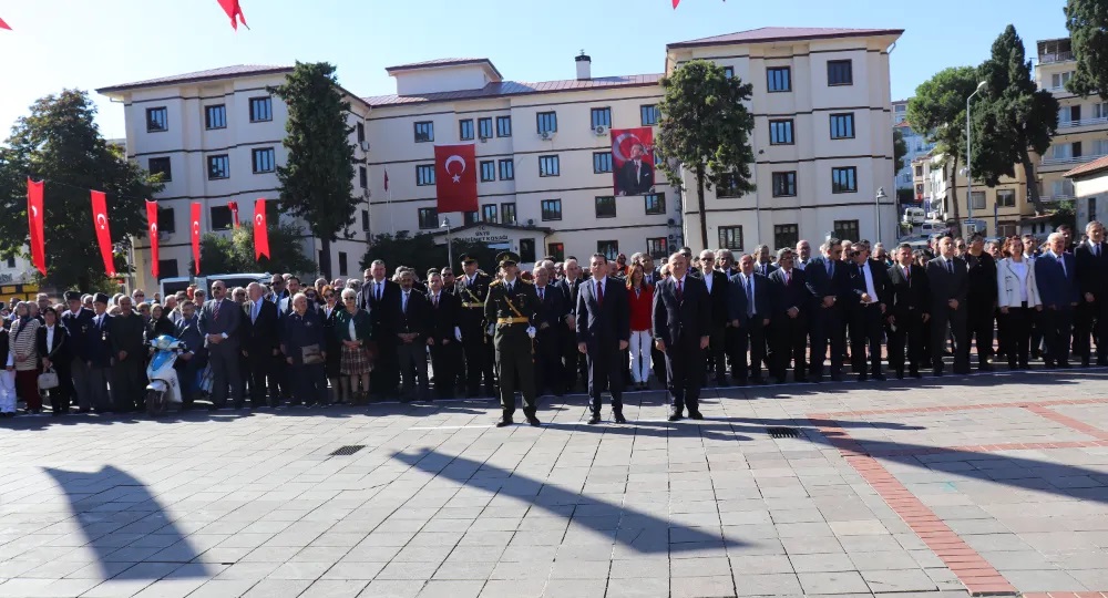 Cumhuriyet’in 101. Yılı Kutlamaları Atatürk Anıtına Çelenk Sunumuyla Başladı