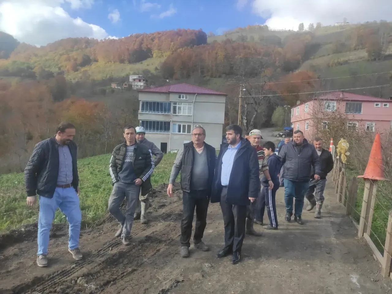 Çaybaşı Belediye Başkanı Mesut Karayiğit, Beton Yol Çalışmalarını Yerinde İnceledi