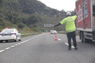 Trafik Denetimlerinde 2.211 Sürücüye Ceza Kesildi, 40 Araç Trafikten Men Edildi